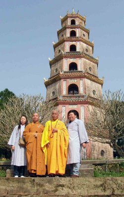 079_La_Pagoda_Thien_Mu_in_Vietnam