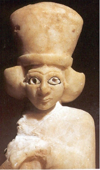 08 Testa di donna con polos in alabastro, Museo di Aleppo