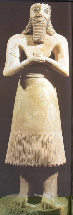 30  Statua in alabastro e bitume, 2600 a.C., Museo di Baghdad