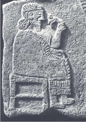 34 Gilgamesh vecchio con la pianta della vita, rilievo in basalto, III millennio a.C., Museo Tel Halaf, Berlino