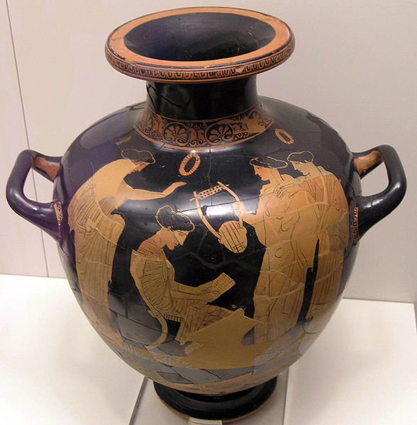 10 Saffo legge alle compagne vaso attico 450 aC